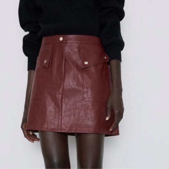 ZARA Garnet Faux Leather Mini Skirt Sz M Maroon Fall Pockets Chic - Picture 5 of 13